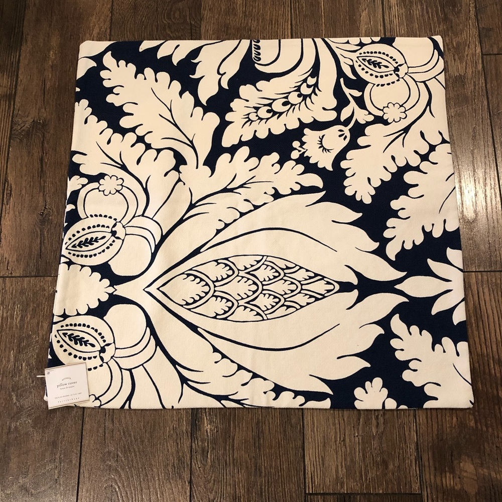 NWT- Damask Sham - Navy/cream